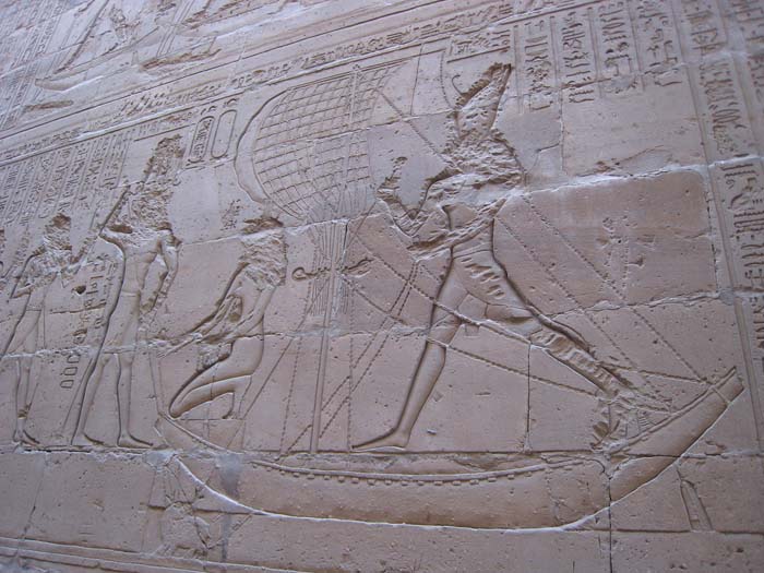 Representación de Horus derrotando a Seth, en el Templo de Edfu